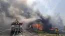 <p>Lebih dari 2.300 petugas pemadam kebakaran dan 300 kendaraan dikerahkan untuk memadamkan api yang dimulai di sebuah gunung di bagian tengah Gangneung, kata para pejabat. (You Hyung-jae/Yonhap via AP)</p>