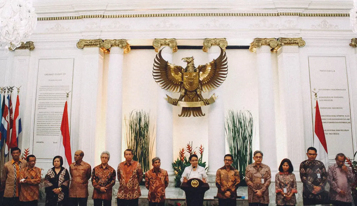 Menlu Retno Marsudi berkebaya putih saat konferensi pers pertamanya ditemani para petinggi Kemenlu berbaju batik di Kantor Kemenlu, Jakarta, Rabu (29/10/2014). (Liputan6.com/Faizal Fanani)
