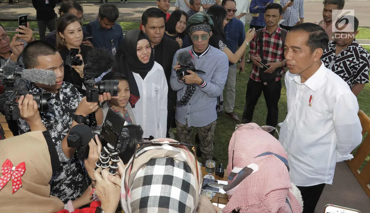 Presiden Joko Widodo berbincang dengan para konten kreator XYZ 2018 di Istana Bogor, Minggu (22/4). Kegiatan ini menjadi rangkaian menyambut XYZ 2018 yang akan diadakan di Venue The Hall-Senayan City, 25 April 2018, mendatang. (Liputan6.com/Angga Yuniar)