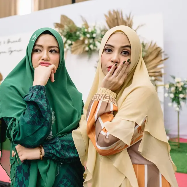 6 Potret Tika dan Tiwi Eks T2 saat Sama-Sama Tampil Berhijab, Bak Kembar