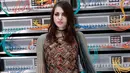 Putri penyanyi Kurt Cobain, Frances Bean Cobain berpose sebelum peragaan busana Chanel pada Paris Fashion Week, Prancis, (4/10). Frances ditemani mantan istri Kurt Cobain, Courtney Love menghadiri peragaan busana tersebut. (AFP PHOTO/FRANCOIS GUILLOT)