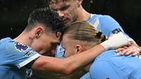 Striker Manchester City, Erling Haaland (kanan) merayakan gol ketiga timnya bersama Phil Foden dan Nico O’Reilly dalam pertandingan sepak bola Liga Inggris antara Manchester City dan Fulham di Stadion Etihad, Manchester, Inggris barat laut, pada 11 Februari 2026. (Paul ELLIS / AFP)