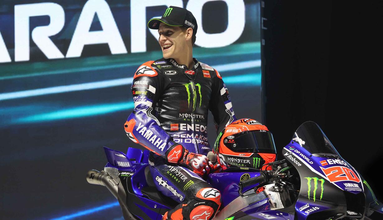 Fabio Quartararo mengaku sangat antusias dengan perubahan besar ini. Juara dunia 2021 itu berharap transisi ke mesin V4 bisa membawanya kembali kompetitif ke perebutan gelar juara dunia. Tampak dalam foto, pembalap Monster Energy Yamaha, Fabio Quartararo saat tampil pada perkenalan motor baru Yamaha untuk mengarungi MotoGP 2026 di Jakarta, Rabu (21/1/2026). (Bola.com/M Iqbal Ichsan)
