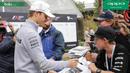 Pebalap Marcedes asal Jerman, Nico Rosberg, melayani permintaan tanda tangan dari penggemarnya yang berada di area fan zone jelang GP Australia di Sirkuit Albert Park, Melbourne, Sabtu (19/3/2016). (Bola.com/Yus Mei Sawitri)