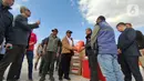 <p>Menteri Koordinator Bidang Pemberdayaan Manusia dan Kebudayaan (Menko PMK) Muhadjir Effendy (tengah kiri) menyerahkan langsung bantuan gelombang keempat ke pemerintah Turki di Distrik Hassa, Provinsi Hatay, Turki, Rabu (22/3/2023). Kendati ini adalah bantuan terakhir dari Indonesia, namun kerja sama dalam penanganan korban gempa Turki terus berlanjut. (Liputan6.com/Andry Haryanto)</p>