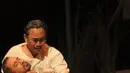 Aktor Lukman Sardi (depan) memerankan Amir Hamzah dalam pentas teater "Nyanyi Sunyi Revolusi" di Gedung Kesenian Jakarta, Jumat (1/2/). Pementasan tersebut mengangkat kisah hidup seorang penyair besar Indonesia Amir Hamzah. (Fimela.com/Bambang E Ros)