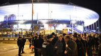 Pihak kepolisian Prancis mengamankan situasi di luar Stade de France pada Jumat (13/11/2015) malam waktu setempat. (AFP PHOTO / Franck Fife)