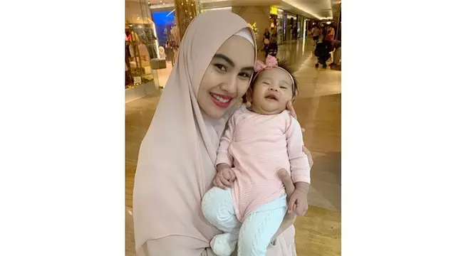 Ajak Bayinya Umrah, Ini 5 Momen Kartika Putri Asuh Buah Hati