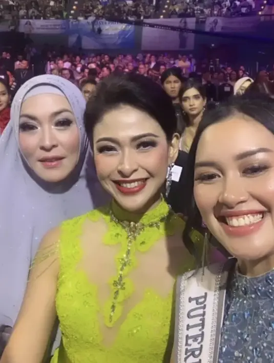 Dalam penampilannya, Indira tampil mengenakan riasan bright terlihat dari lipstik merah yang dikenakan dan blush on pink yang memperlihatkan tulang pipinya.  @ginasinaga