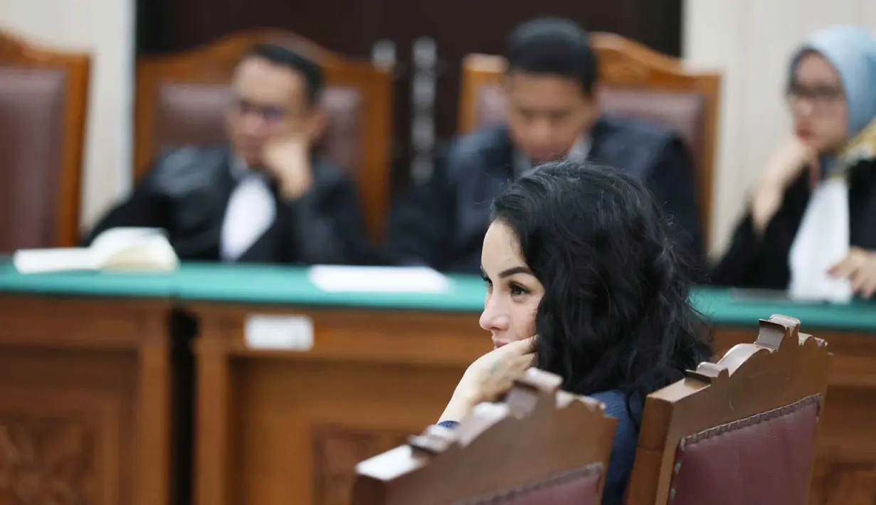 Dalam tuntutannya, JPU meminta majelis hakim menjatuhkan vonis kepada Nikita Mirzani dengan hukuman 11 tahun penjara dan denda sebesar Rp 2 miliar. (Kapanlagi.com/Budy Santoso)