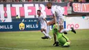 <p>Pemain Arema FC, Gustavo Almeida (atas), berhasil mengelabui penjaga gawang Persija Jakarta, Andritany Ardhiyasa, dalam pertandingan pekan kesembilan BRI Liga 1 2023/2024 yang berlangsung di Stadion Patriot Candra Bhaga, Bekasi, Minggu (20/9/2023). (Bola.com/Bagaskara Lazuardi)</p>