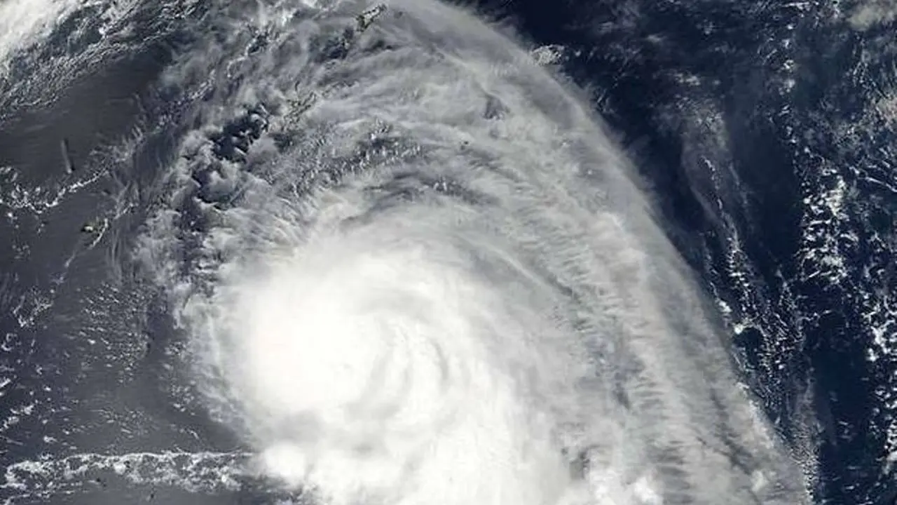 Topan Talim di Laut Filipina yang akan melanda Taiwan. (NOAA/NASA Goddard Rapid Response Team)