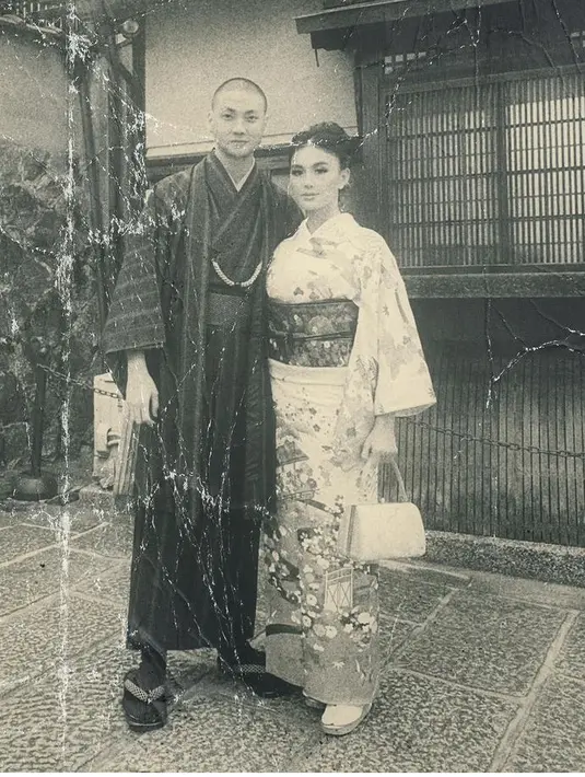 <p>Berada di Jepang tentu tidak menyia nyiakan kesempatan mengenakan baju tradisionalnya. Agnez pun mengenakan baju kimono lengkap dengan obi dan tatanan rambutnya. Begitupun dengan sang kekasih mengenakan yang juga mengenakan kimono khas pria Jepang. [@agnezmo]</p>