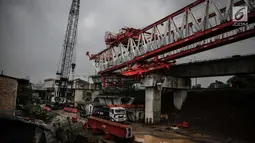 Kondisi crane pengerjaan proyek double-double track kereta api di Jatinegara yang ambruk, Jakarta, Minggu (4/2). Usai ambruknya crane warga pun dilarang mendekat ke lokasi kejadian. (Liputan6.com/Faizal Fanani)