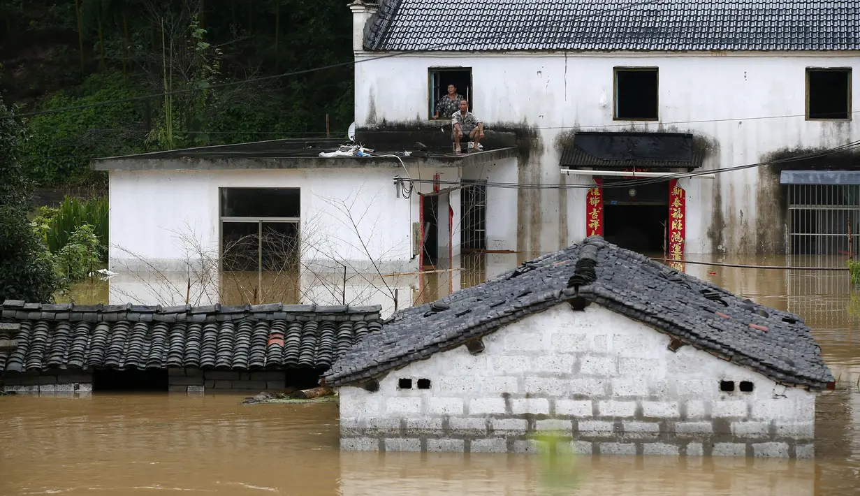 Foto udara memperlihatkan kondisi banjir yang merendam Desa Baiguoshu di Sankou, Kota Huangshan, Provinsi Anhui, China, Senin (6/7/2020). Pada 5 Juli 2020, Badan Meteorologi Provinsi Anhui menaikkan peringatan hujan badai dari level ketiga ke level kedua. (Xinhua/Shi Yalei)