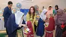Tujuh hari setelah kelahiran anak keduanya, pasangan Adi Nugroho dan Donita menggelar acara akikah dan syukuran. Acara itu digabung lantaran takut lupa seperti anak sebelumnya. (Adrian Putra/Bintang.com)