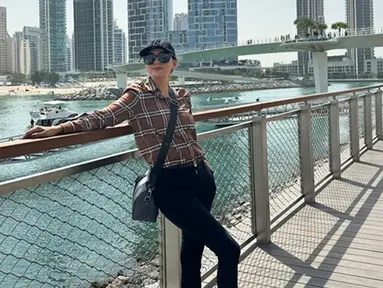 Donna Agnesia mengunggah momen saat liburannya di Dubai. Melalui akun Instagram, ia terlihat mengunjungi ke berbagai tempat wisata ikonik di Dubai. (Liputan6.com/IG/@dagnesia)