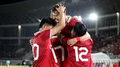 Pemain Timnas Indonesia U-23, Ivar Jenner berselebrasi bersama rekannya setelah mencetak gol ke gawang Turkmenistan pada laga Grup K Kualifikasi Piala Asia U-23 2024 di Stadion Manahan, Solo, Selasa (12/09/2023). Ivar berhasil mencetak gol pada menit ke-40. (Bola.com/Arief Bagus)