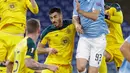 Bek Lazio, Denis Vavro berebut bola dengan para pemain Celtic pada matchday keempat Grup E Liga Europa 2019 di Stadion Olympico, Kamis (7/11/2019). Celtic mengalahkan Lazio 2-1 untuk kemudian melaju ke babak 32 besar. (AP/Gregorio Borgia)