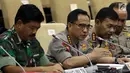 Kapolri Jenderal Tito Karnavian (tengah) dan Panglima TNI Marsekal Hadi Tjahjanto (kiri) memberi keterangan saat mengikuti raker dengan Komite I DPD RI di kompleks parlemen, Jakarta, Selasa (7/5/2019). Tito menyatakan aksi people power terkait Pemilu 2019 terancam pidana. (Liputan6.com/JohanTallo)