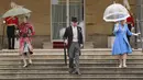 Pangeran Kerajaan Inggris Charles (tengah), Duchess of Cornwall Camilla (kanan), dan Putri Anne (kiri) berjalan menuruni tangga saat Pesta Taman Kerajaan yang diadakan di Istana Buckingham, London, Inggris, 11 Mei 2022. (Jonathan Brady/Pool Photo via AP)