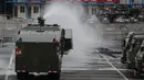 Kendaraan lapis baja  menyemprotkan air saat latihan di Shenzhen, kota di dekat perbatasan dengan Hong Kong, China (30/10/2019). Media milik pemerintah China melaporkan  mereka merupakan bagian dari polisi bersenjata yang bernaung di bawah komando Komisi Militer Pusat. (AP Photo/Andy Wong)