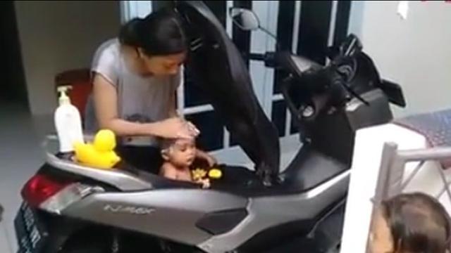 Emak-emak mandiin anaknya di bagasi Yamaha NMax.