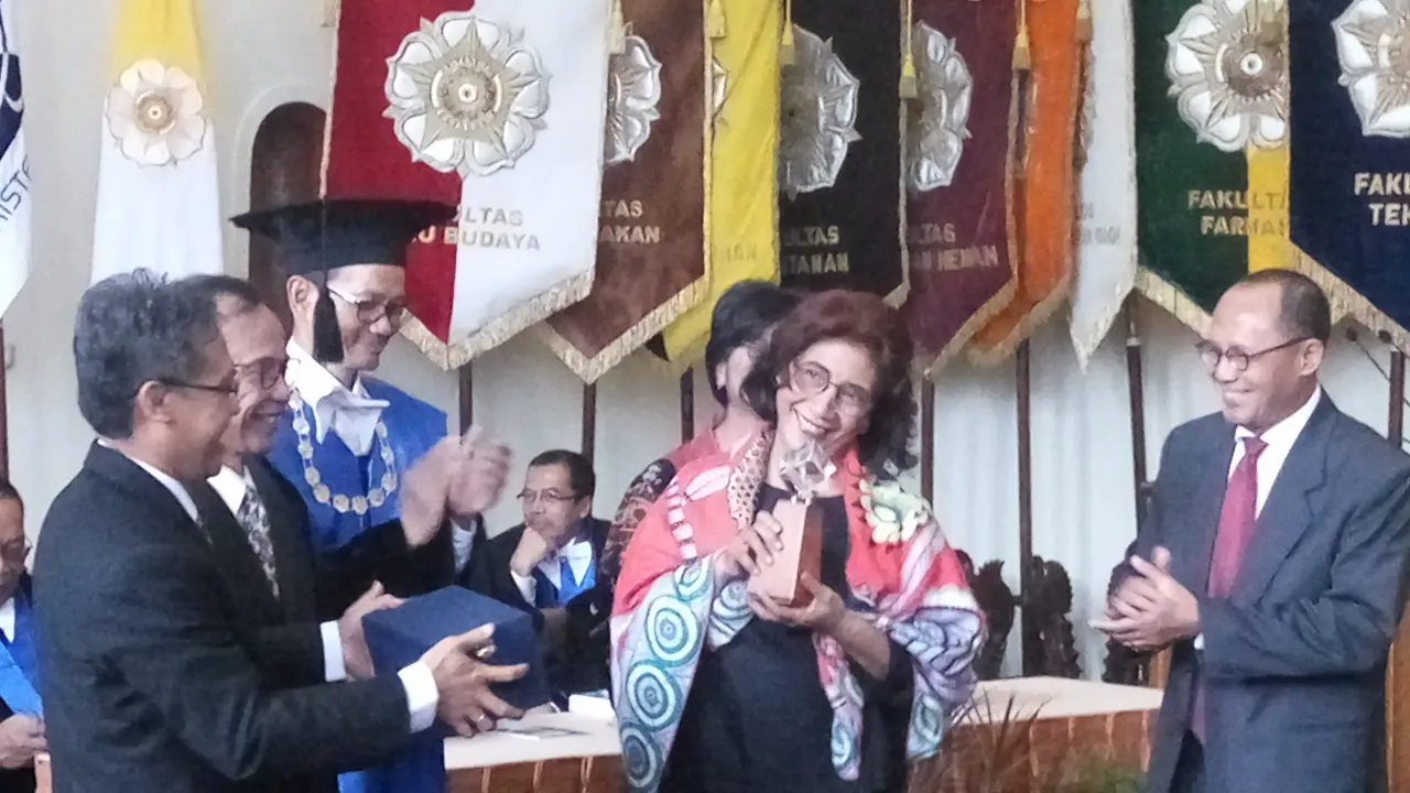 Menteri Susi Pudjiastuti dapat Herman Johannes Award dari UGM.