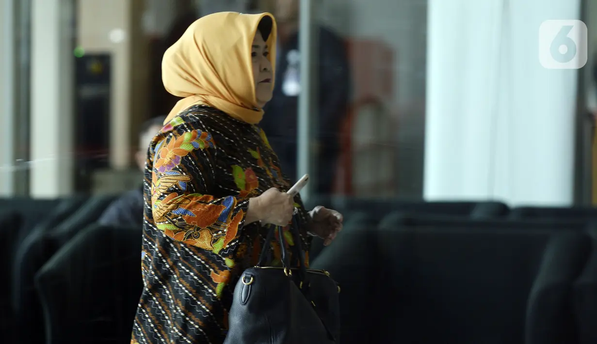 Mantan Bupati Bogor Nurhayanti akan menjalani pemeriksaan oleh penyidik di Gedung KPK, Jakarta, Senin (2/3/2020). Nurhayanti diperiksa sebagai saksi untuk tersangka mantan Bupati Bogor Rachmat Yasin terkait pemotongan uang dan gratifikasi  tahun 2013 dan 2014. (merdeka.com/Dwi Narwoko)