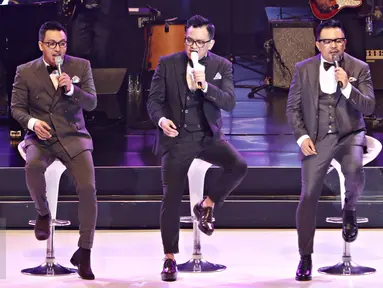 Grup musik Kahitna tampil dalam konser bertajuk 'Kahitna 30 Years Anniversary Love Festival' di Jakarta, Sabtu (13/2/2016). Konser tersebut juga diramaikan dengan penampilan sejumlah musisi Tanah Air. (Liputan6.com/Immanuel Antonius)