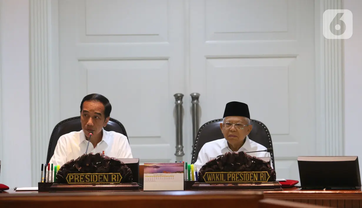 Presiden Joko Widodo didampingi Wakil Presiden Ma'ruf Amin memimpin rapat terbatas (ratas) di Kantor Presiden, Jakarta, Rabu (30/10/2019). Ratas perdana dengan jajaran menteri Kabinet Indonesia Maju itu membahas Penyampaian Program dan Kegiatan di Bidang Perekonomian. (Liputan6.com/Angga Yuniar)
