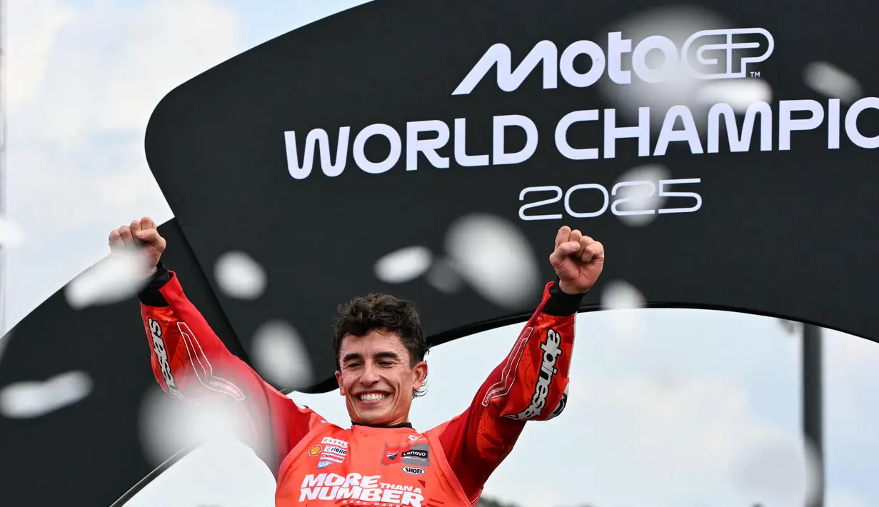 Pembalap MotoGP asal Spanyol dari Tim Ducati Lenovo, Marc Marquez merayakan gelar juara dunianya di podium setelah balapan MotoGP Grand Prix Jepang di Mobility Resort Motegi, Motegi, Prefektur Tochigi, pada Minggu 28 September 2025. (Toshifumi KITAMURA/AFP)