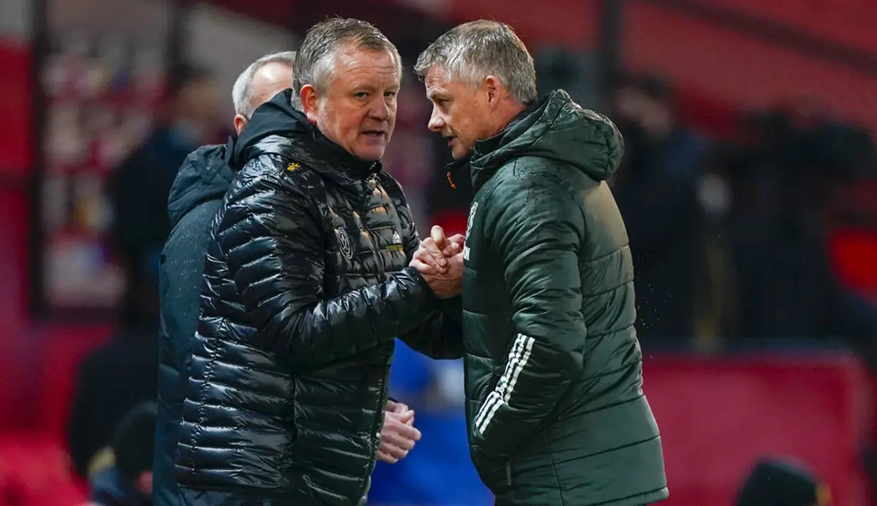 Manajer Sheffield United Chris Wilder (kiri) diberi selamat oleh manajer Manchester United Ole Gunnar Solskjaer usai pertandingan Liga Inggris di Old Trafford, Manchester, Inggris, Rabu (27/1/2021). Sheffield United menang 2-1. (AP Photo/Tim Keeton, Pool)