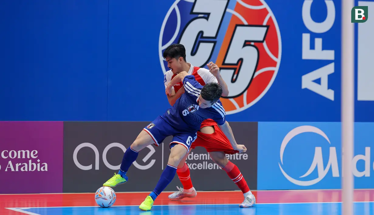 Pemain Timnas Futsal Jepang, Tomoki Yoshikawa berebut bola dengan pemain Timnas Futsal Indonesia, Dewa Rizki Amanda dalam laga semifinal Piala Asia Futsal 2026 di Indonesia Arena, Senayan, Jakarta, Kamis (05/02/2026). (Bola.com/Bagaskara Lazuardi)