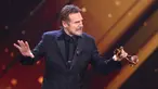 Aktor AS Liam Neeson memberi ucapan saat menerima penghargaan dalam acara Golden Camera di Hamburg, Jerman (22/2). Liam Neeson menerima penghargaan atas karirnya di dunia perfilman. (Christian Charisius / POOL / AFP)