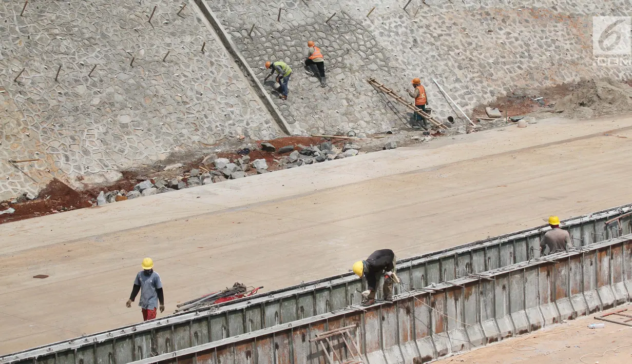 Aktivitas pekerja proyek pembangunan Tol Kunciran-Serpong di Jombang, Tangerang Selatan, Banten, Sabtu (24/11). Awalnya, konstruksi Tol Kunciran-Serpong ditargetkan bisa selesai 100 persen pada November 2018. (Liputan6.com/Angga Yuniar)