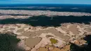 Pandangan udara kawasan Hutan Amazon yang terdeforestasi (penurunan luas area hutan secara kualitas dan kuantitas) di wilayah Sungai Madre de Dios, Peru, Jumat (17/5/2019). Keberadaan tambang ilegal di Hutan Amazon sangat merusak kelestarian lingkungan. (CRIS BOURONCLE/AFP)