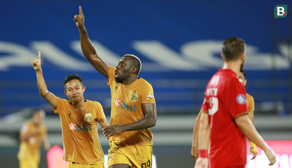 Pemain Bhayangkara FC, Herman Dzumafo (tengah) melakukan selebrasi usai mencetak gol ke gawang Persija Jakarta dalam laga pekan ke-33 BRI Liga 1 2021/2022 di Stadion Kapten I Wayan Dipta, Gianyar, Bali, Sabtu (26/3/2022). (Bola.com/M Iqbal Ichsan)