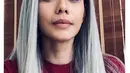 Rambut putih variasi hitam ini memperlihatkan penampilan Adinia yang kece. Adinia terlihat berbeda dengan rambut seperti ini. Adinia Wirasti yang bergaya kece banjir pujian dari netizen. (Liputan6.com/IG/adiniwrst)