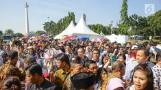 Warga mengantre di kawasan Silang Monas, untuk mengikuti Open House Jokowi di Istana Kepresidenan, Jakarta Rabu (5/6/2019). Warga mulai rela antre setelah Salat Id meski Istana baru dibuka pada pukul 10.00 WIB. (Liputan6.com/HO/Grandy)