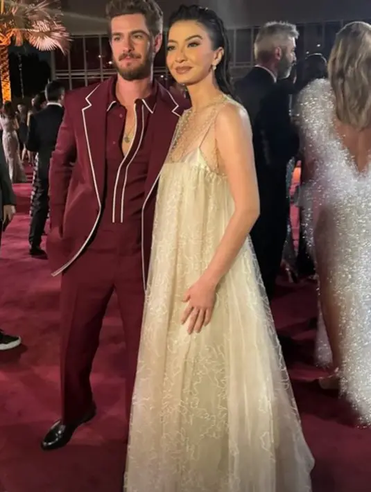 Raline Shah tampil menawan dengan dress tanpa lengan bernuansa broken white. Dress ini memiliki detail manis semi transparan di bagian atasnya dan bordir floral yang cantik untuk bagian roknya. [Foto: Instagram/ralineshah]