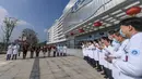 Sejumlah pasien yang dinyatakan sembuh dari virus corona mendapat sambutan dari petugas medis di Rumah Sakit Afiliasi Pertama Universitas Zhejiang di Hangzhou, Provinsi Zhejiang, China, Rabu (5/2/2020). Mereka dinyatakan sembuh dan sudah diizinkan pulang dari rumah sakit. (Xinhua/Xu Yu)
