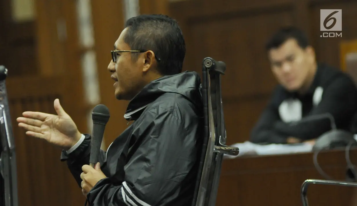 Mantan Ketua Fraksi Demokrat, Anas Urbaningrum memberi keterangan pada sidang lanjutan dugaan korupsi e-KTP dengan terdakwa Andi Narogong di Pengadilan Tipikor, Jakarta, Kamis (23/11). Sidang mendengar keterangan saksi. (Liputan6.com/Helmi Fithriansyah)