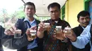 Sejumlah karyawan PPD menunjukan hasil tes urine di Pool Bus Perum PPD di Tangerang Selatan, Senin (20/3). Selain tes urine, pada kesempata ini digelar juga sosialisasi STOP Narkoba. (Liputan6.com/Helmi Afandi)