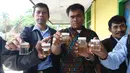 Sejumlah karyawan PPD menunjukan hasil tes urine di Pool Bus Perum PPD di Tangerang Selatan, Senin (20/3). Selain tes urine, pada kesempata ini digelar juga sosialisasi STOP Narkoba. (Liputan6.com/Helmi Afandi)