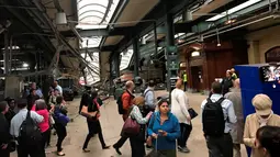 Calon penumpang mengamati kereta komuter yang tergelincir dan menabrak peron Stasiun Hoboken, New Jersey, Kamis (29/9). Saksi mata mengatakan kereta tidak mengurangi kecepatan saat mendekati stasiun. (Courtesy of David Richman via REUTERS)