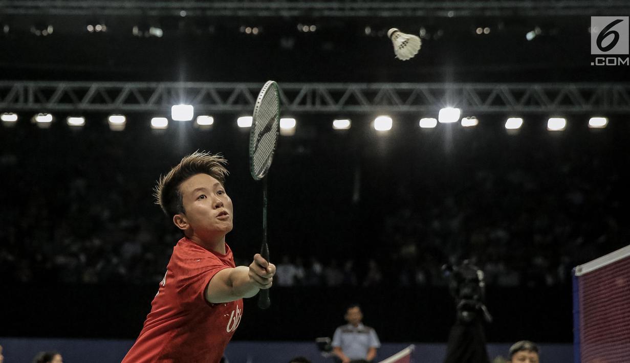 Liliyana Natsir berusaha memukul kok saat pertandingan melawan Dukyoung Kim/Kim Ha Na (Korea) pada laga pertama Indonesia Open 2017 di Jakarta, Selasa (13/6). (Liputan6.com/Faizal Fanani)