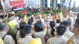 Sejumlah ASN mengambil gambar rekannya yang mengikuti lomba bernyanyi dengan lipsync di  Halaman Balai Kota Semarang, Senin ( 22/4). Acara yang diikuti oleh sepuluh kelompok dari gabungan ASN yang bekerja di Pemkot Semarang ini turut menyemarakkan HUT Kota Semarang ke-472.  (Liputan6.com/Gholib)