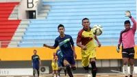 DAYA DOBRAK - Guna menambah daya dobrak Sriwijaya mendatangkan T.A. Musafri. Sang pemain langsung diturunkan dalam laga uji coba yang digelar Jumat (28/8/2015). (Bola.com/Riskha Prasetya)