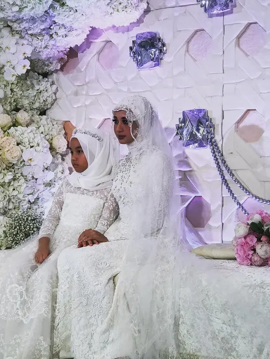 Laudya Cynthia Bella duduk bersama anak Engku Emran, Engku Aleesya saat prosesi pernikahan. Laudya Cynthia Bella dan Engku Emran menggelar pesta pernikahan yang hanya dihadiri keluarga dan teman dekat di Kuala Lumpur, Malaysia. (instagram/melly_goeslaw)